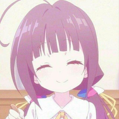 女子穿着带有巨大吊牌旗袍街头拍照
